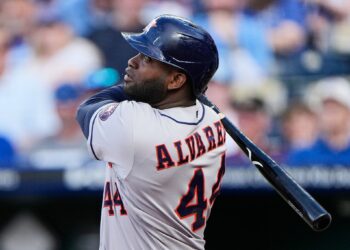 Alvarez acerta 2 HRs, incluindo um Grand Slam, no primeiro inning, enquanto os Astros derrotam os Royals por 10-8