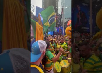 FESTA DO BRASIL: Torcida toma conta da Times Square, em Nova York, antes da estreia na Copa do Mundo