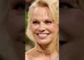 La estrella de TV de los 90 que reemplazó a Pamela Anderson sigue luciendo increíble a sus 59 años.