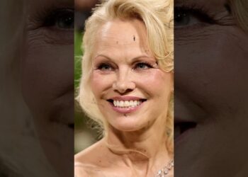 La estrella de TV de los 90 que reemplazó a Pamela Anderson sigue luciendo increíble a sus 59 años.