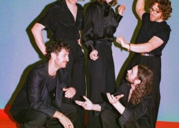 A apresentadora do Love Island, Maya Jama, estrela o novo videoclipe de Blossoms enquanto a banda lança o sexto álbum, Songs From The Wedding Cake – Music News