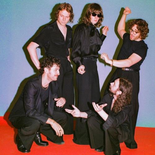 A apresentadora do Love Island, Maya Jama, estrela o novo videoclipe de Blossoms enquanto a banda lança o sexto álbum, Songs From The Wedding Cake – Music News
