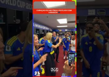 Jogadores de Curaçao festejam com a realeza