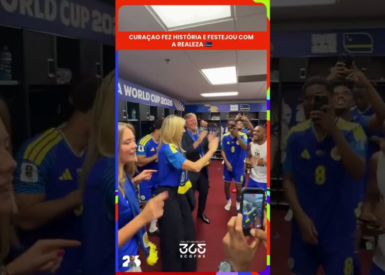 Jogadores de Curaçao festejam com a realeza
