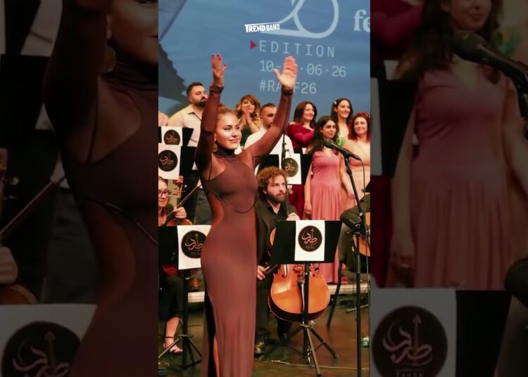 قوامها كأنو منحوت ديمة قندلفت تثير الانتقادات بفستانها في هولندا