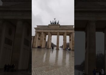Passagem central era reservada à realeza e alto escalão #gate #brandenburg #realeza #berlin #germany