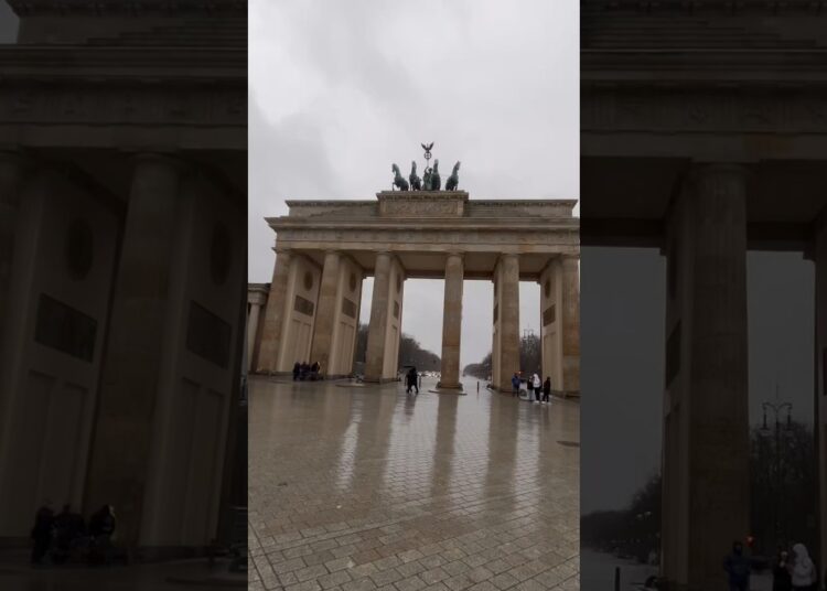 Passagem central era reservada à realeza e alto escalão #gate #brandenburg #realeza #berlin #germany
