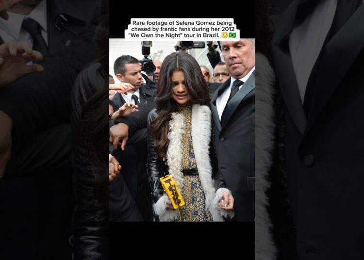 Footage of Selena Gomez being chased by frantic fans in Brazil 😱🇧🇷#selenagomez #shorts #fyp