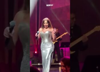 إليسا تعانق علم المغرب وتشعل المسرح بوصلات رقص عفوية