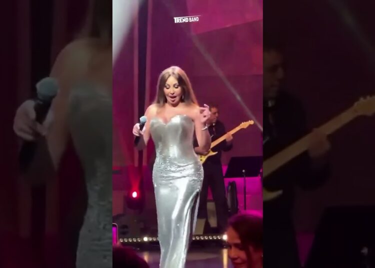 إليسا تعانق علم المغرب وتشعل المسرح بوصلات رقص عفوية