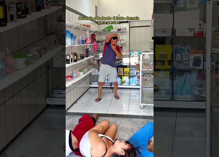 Mas eu não perco a fofoca🤣 #humor #comedia #engraçados