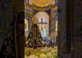 Coroa dourada, sinal de sua realeza como Mãe de Jesus.Mãos unidas em oração,