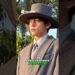 V de BTS  ¡Nuevo look rojo viral en portada!