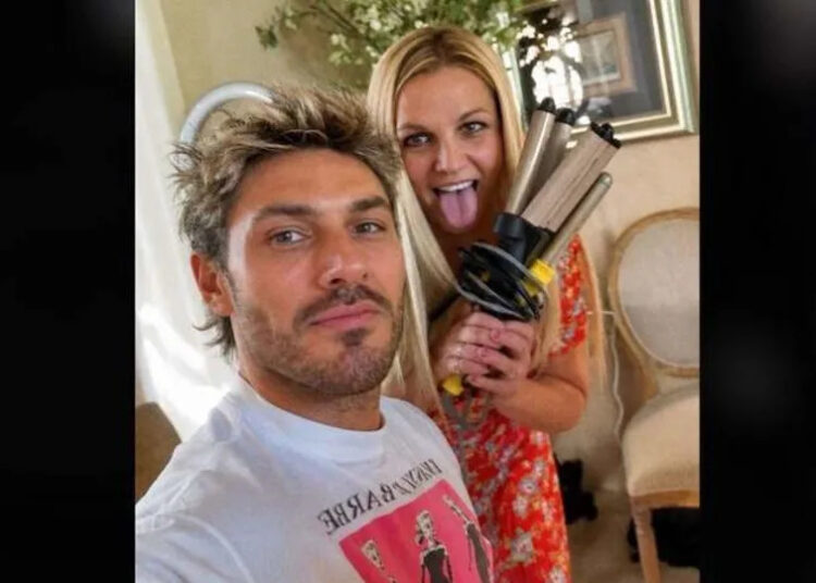 A aparição de Britney Spears em foto com o cabeleireiro de Kim Kardashian gera alegações de IA: 'Ela tem lacunas nos dentes em seus vídeos'