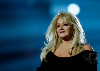 A cantora Bonnie Tyler saiu do coma, mas está na UTI após uma cirurgia de emergência