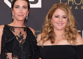 A escritora de damas de honra, Annie Mumolo, detalha o enredo de Vegas e a cena do avião