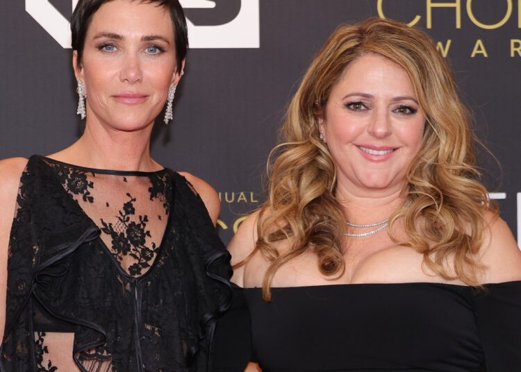 A escritora de damas de honra, Annie Mumolo, detalha o enredo de Vegas e a cena do avião