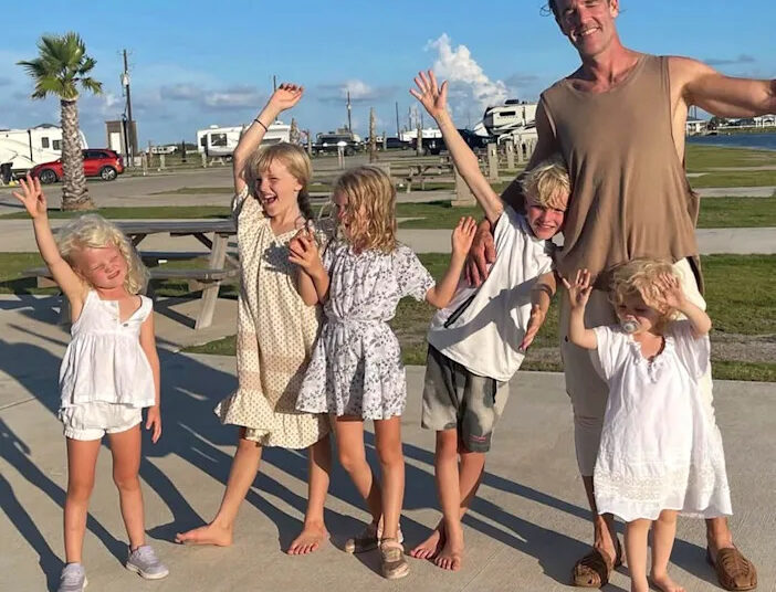 A esposa de James Van Der Beek homenageia o falecido marido no Dia dos Pais: ‘Você continua sendo pai’