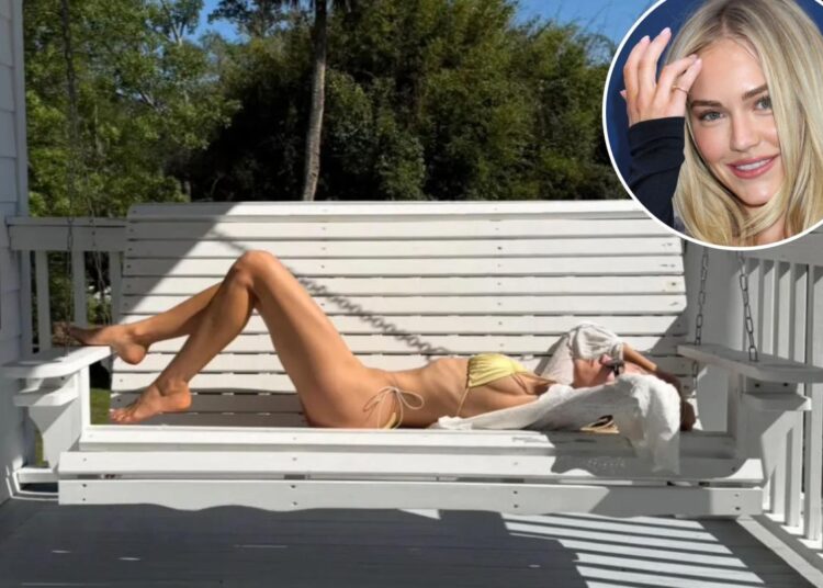 A estrela de 'Landman', Michelle Randolph, impressiona em um biquíni amarelo metálico quase imperceptível