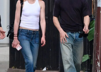A estrela de “Love Story” Sarah Pidgeon beija Joe Alwyn durante uma noite aconchegante em Nova York