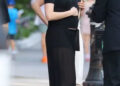 A grávida Anne Hathaway sorri e embala a barriguinha do bebê ao iniciar a turnê de imprensa de “The Odyssey” na cidade de Nova York