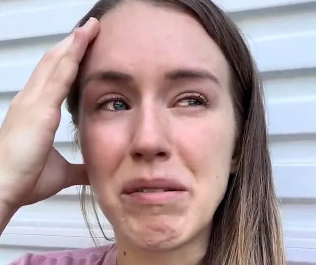 A influenciadora Jen Hamilton começa a chorar ao sugerir a separação do marido Brian em um vídeo emocional