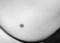 A minúscula nova tatuagem de Hailey Bieber parece ter um duplo significado envolvendo Jack
