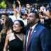 A namorada de Kash Patel aborda a reação negativa por seu canto na Grande Feira Estadual Americana