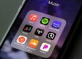 A nova ferramenta da Deezer pode identificar músicas de IA do Spotify, Apple Music e outros