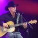 A recusa de Kenny Chesney em endossar políticos desencadeia um debate acirrado sobre o dever cívico das celebridades