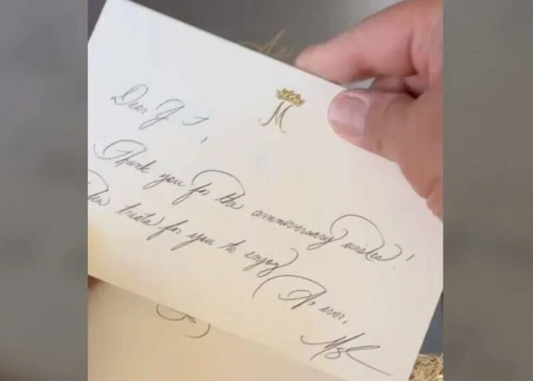 A rivalidade da família real explode quando Meghan Markle 'presenteia um pacote de cuidados de US $ 300 para o fã que destruiu Kate Middleton e o príncipe William'
