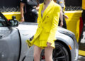 A roupa de estreia de Lily Collins no Grande Prêmio de Fórmula 1 de Mônaco chama a atenção