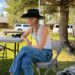 A roupa de jeans e botas de cowboy de Gigi Hadid dá energia a Major Bella