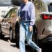 A tendência Mesh Ballet Flat eleva os jeans de Gigi Hadid sem esforço