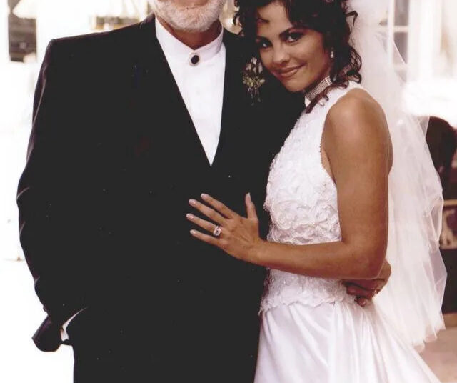 A viúva de Kenny Rogers, Wanda, o homenageia em seu 29º aniversário de casamento