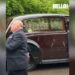 ASSISTIR: A noiva de Peter Phillips, Harriet Sperling, parece impressionante ao chegar para o casamento real