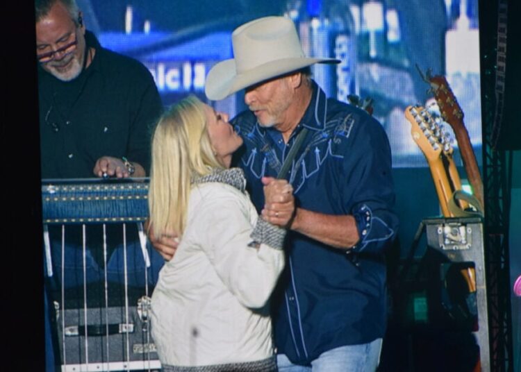 Alan Jackson lança nova música “Still The One” como presente para a esposa