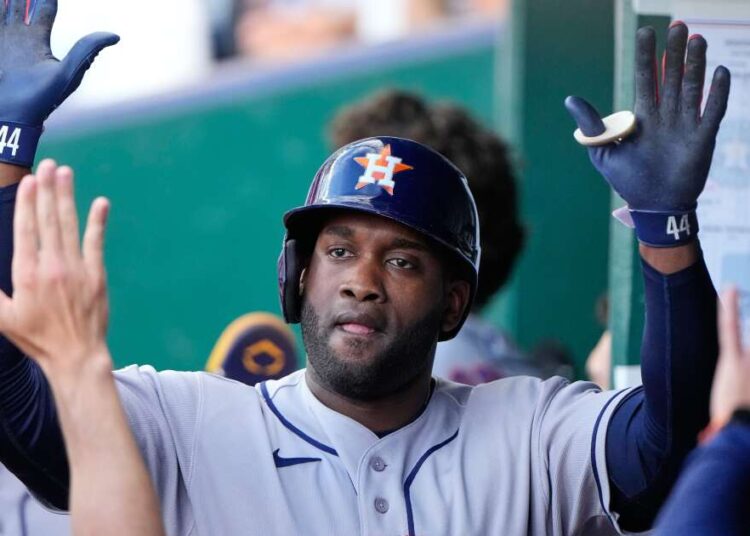Alvarez acerta 2 HRs no primeiro inning enquanto os Astros derrotam os Royals por 10-8