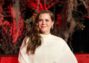 Amy Adams diz que salvou vítima de esfaqueamento graças ao papel no drama médico de curta duração da CBS