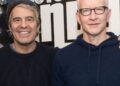 Andy Cohen bate celebridade.land para surpreender Anderson Cooper no 59º aniversário