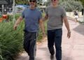 Andy Cohen e o novo namorado Kevin Sobieski sorriem durante a escapadela em Miami