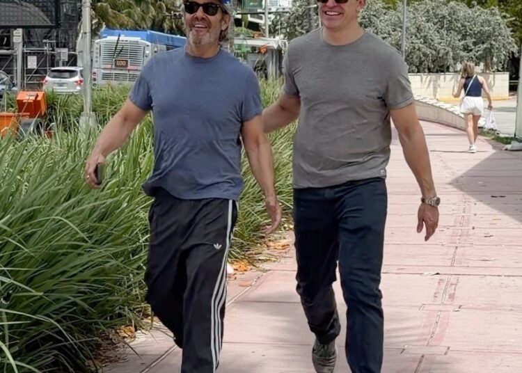 Andy Cohen e o novo namorado Kevin Sobieski sorriem durante a escapadela em Miami