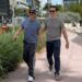 Andy Cohen e o novo namorado Kevin Sobieski sorriem durante a escapadela em Miami