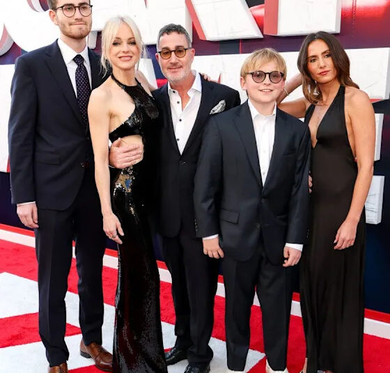 Anna Faris recebe o apoio do filho Jack Pratt na estreia global de “Scary Movie”