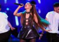 Ariana Grande destaca o último álbum na abertura da turnê esgotada