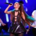 Ariana Grande destaca o último álbum na abertura da turnê esgotada