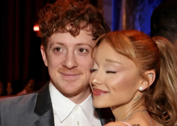 Ariana Grande e Ethan Slater se separaram meses antes da notícia se tornar pública