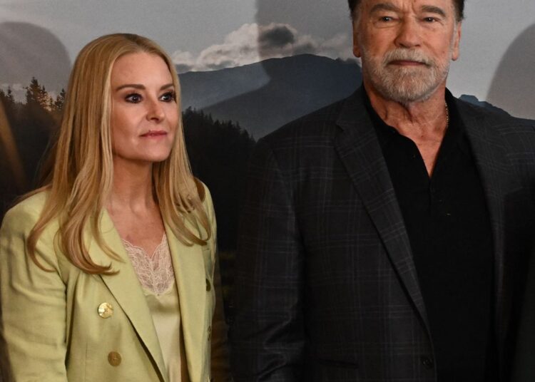Arnold Schwarzenegger faz uma aparição rara com a namorada, Heather Milligan