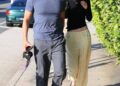As calças amarelas arejadas de Gigi Hadid são perfeitas para um encontro de verão