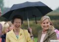 As damas de companhia de confiança de Anne e Sophie homenageadas pelo rei